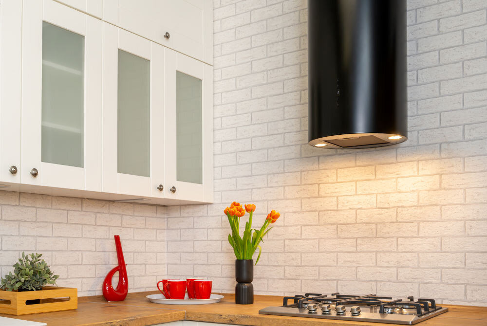 OKAP GOTZE & JENSEN WH701KS widok z boku cały okap czarny filtr 2 punkty światła kolor czarny otwarta przestrzeń 65 db poziom dźwięku hałas elegancki funkcjonalny