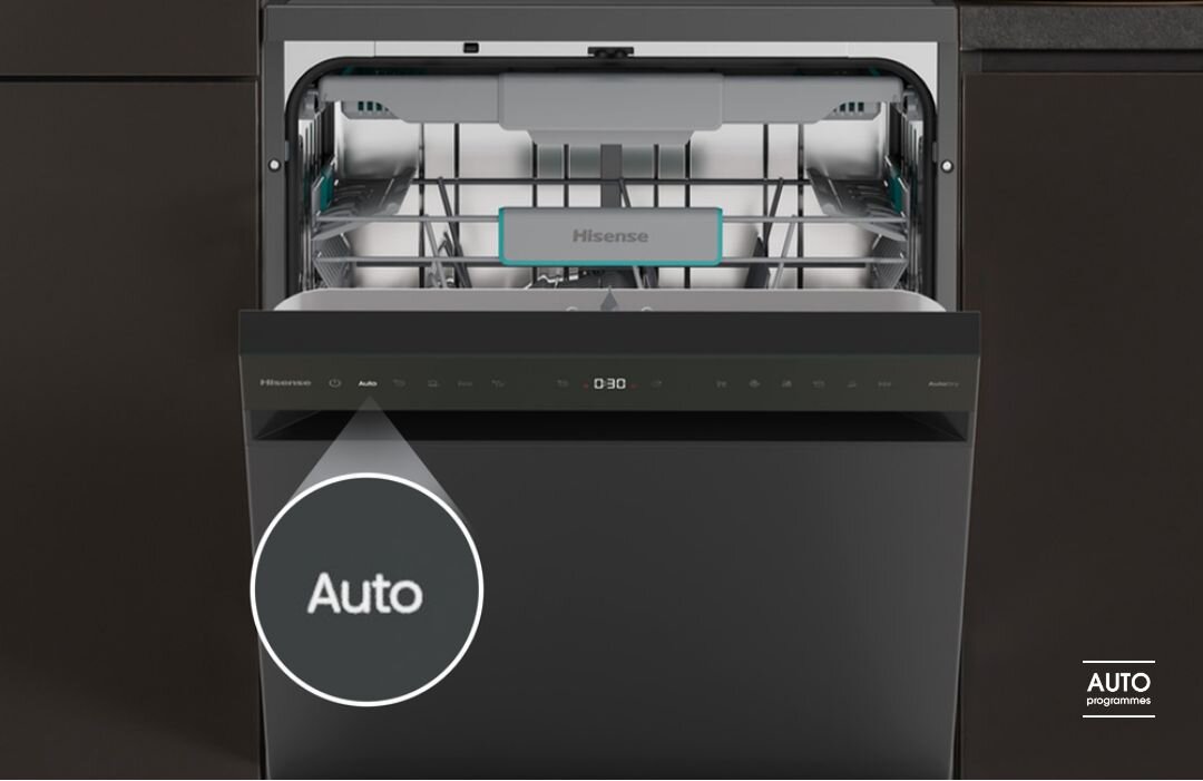 ZMYWARKA HISENSE HS663C90B Zmywarka Hisense w zabudowie z uchylonym frontem, na którego panelu sterowania zaznaczono powiększoną ikonę programu automatycznego 45–65°C w kształcie błyszczącej gwiazdki, symbolizującą inteligentne dopasowanie cyklu do poziomu zabrudzeń