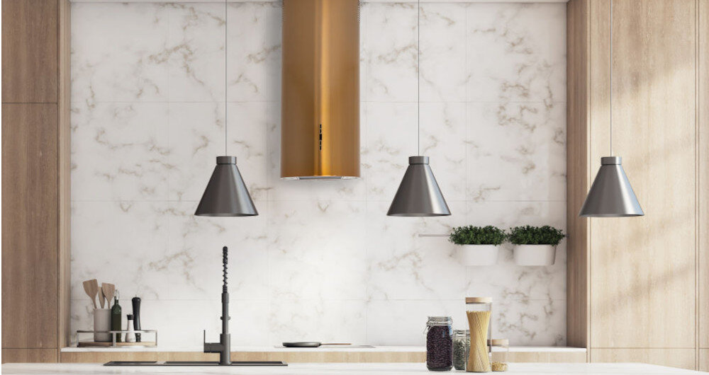 OKAP GOTZE & JENSEN WH701GS lifestyle kuchnia okap złoty kolor wiszące lampy akcesoria kuchenne na blacie