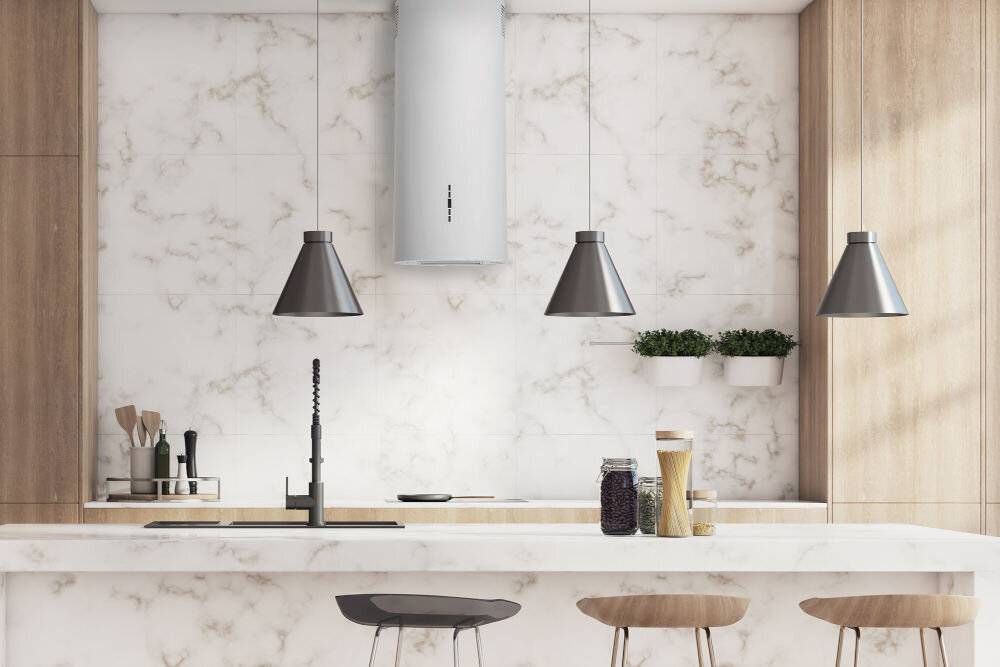 OKAP GOTZE & JENSEN WH701WS lifestyle kuchnia okap biały kolor wiszące lampy akcesoria kuchenne na blacie