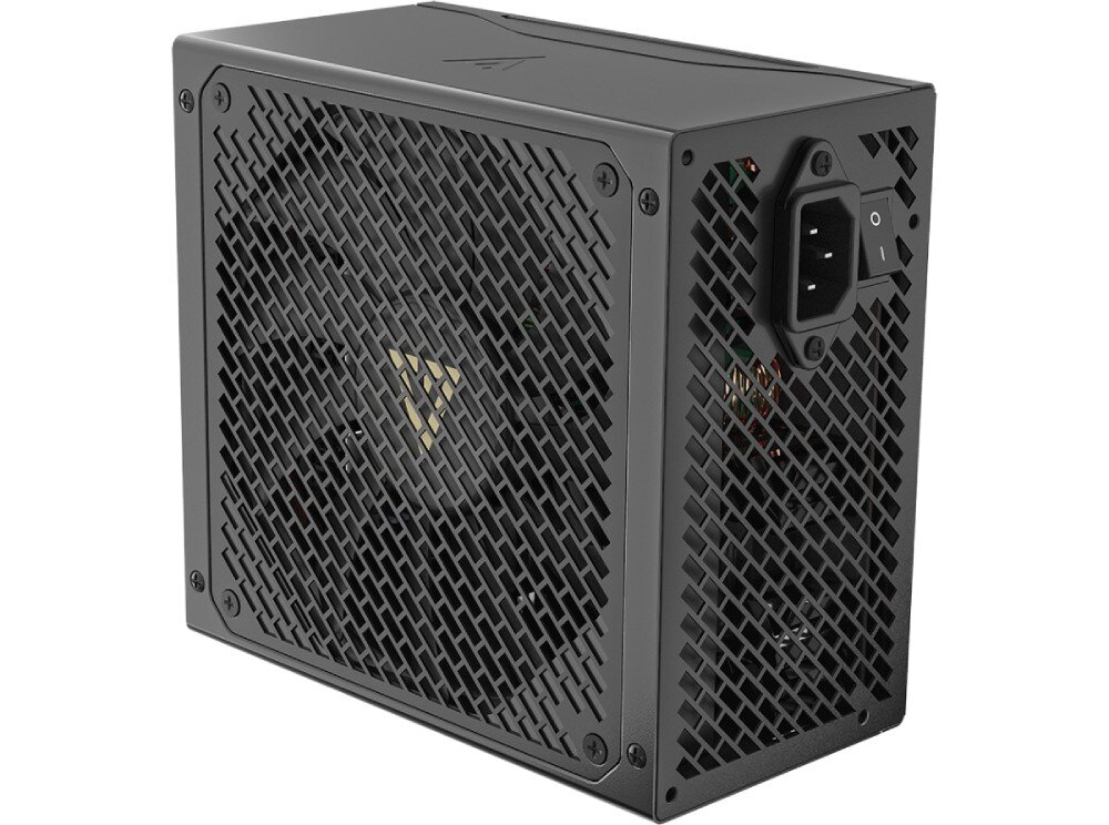 Zasilacz MODECOM Volcano Hex Perspektywiczne ujęcie zasilacza od strony tylnej i wentylacyjnej, z wyraźnym włącznikiem i gniazdem zasilania, osłoniętym kratką w romby, technologia, topologia, kondensatory