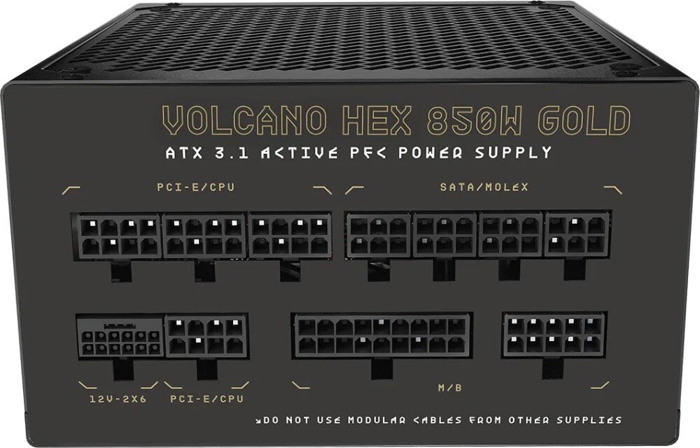 Zasilacz MODECOM Volcano Hex Frontalny widok modularnego panelu zasilacza z bliska, pokazujący wszystkie porty oznaczone jako PCI-E/CPU, SATA/Molex, 12V-2x6 i M/B, okablowanie, organizacja przewodów, obudowa