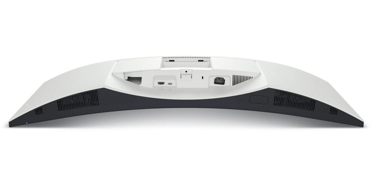 Zdjęcie przedstawia tylną część zakrzywionego monitora z widocznymi portami, w tym HDMI, USB i zasilania, umieszczonymi w centralnej części obudowy. Obudowa jest w kolorze białym z czarnymi elementami wentylacyjnymi po bokach.