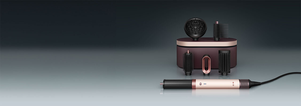 Zbliżenie na zestaw Dyson Airwrap Coanda2x z sześcioma końcówkami do włosów naturalnie kręconych.