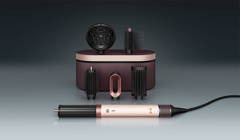 Zbliżenie na zestaw Dyson Airwrap Coanda2x z sześcioma końcówkami do włosów naturalnie kręconych. Wersja mobile.