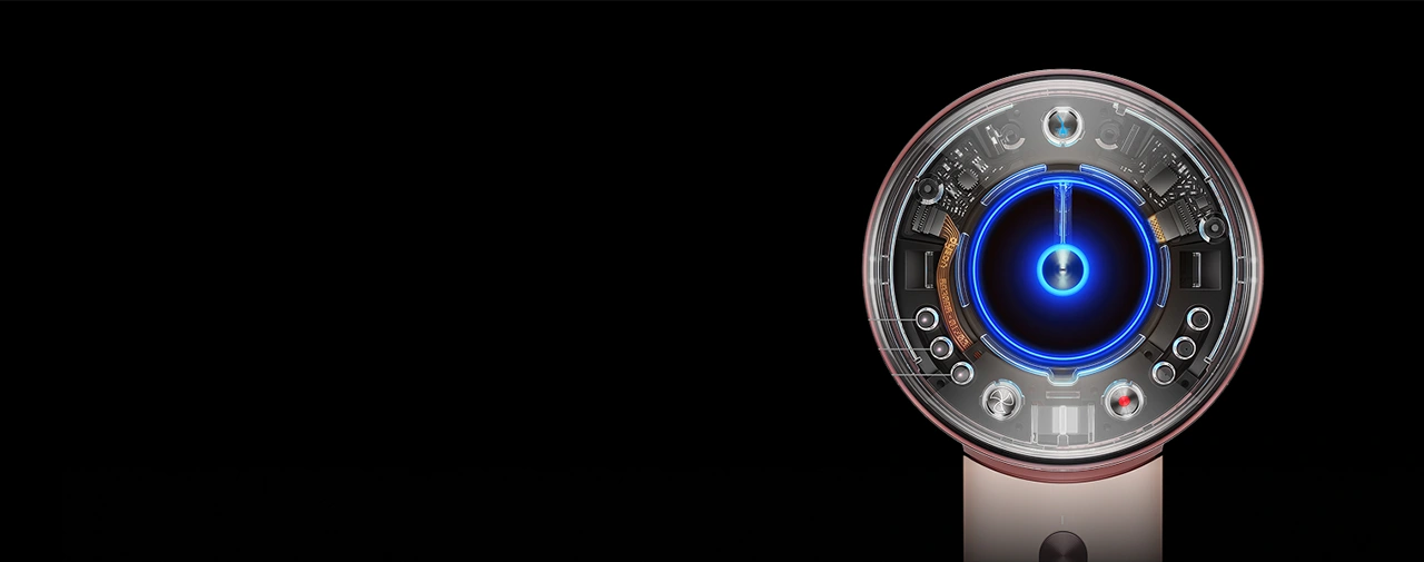 Zbliżenie na elementy technologii widoczne za przeźroczystą osłoną suszarki.