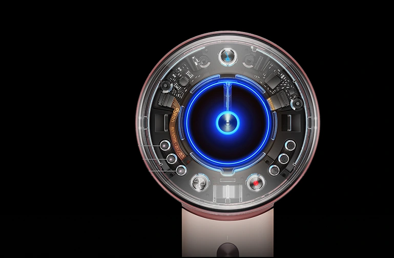 Zbliżenie na elementy technologii widoczne za przeźroczystą osłoną suszarki.