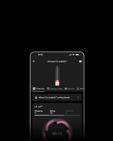 Zbliżenie na smartfona z otwartą aplikacją Dyson App. Wersja mobile.