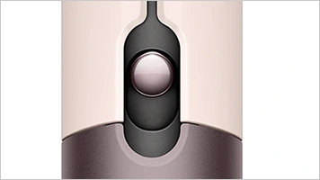 Zbliżenie na przycisk włączania prostownicy, znajdujący się na obudowie.