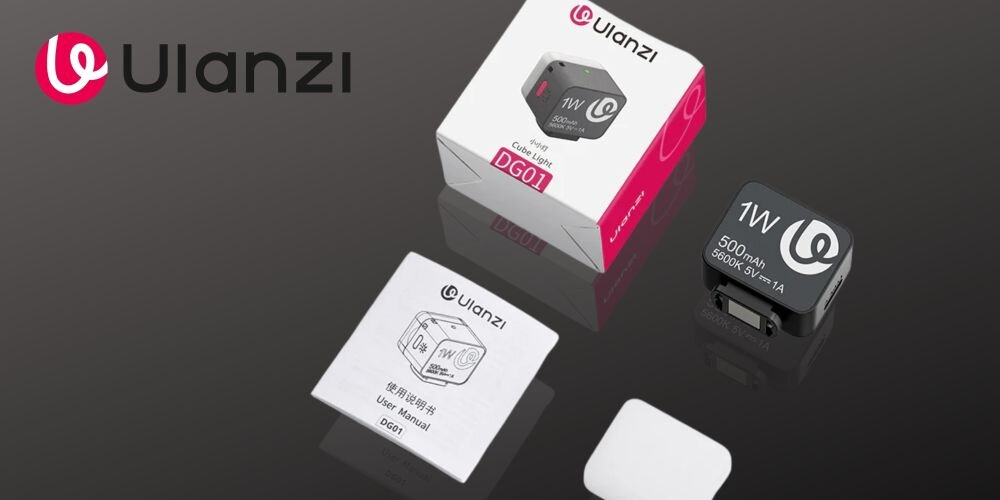 Na obrazie widoczna jest kompaktowa lampa LED z oznaczeniem 1W 500mAh 5600K 5V=1A oraz opakowanie z logo Ulanzi i napisem DG01. Obok znajduje się instrukcja obsługi i biały element, prawdopodobnie dyfuzor.