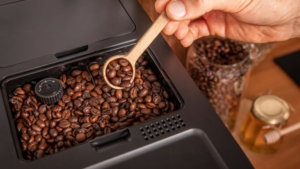 Ekspres CECOTEC Cremmaet Compactccino Connected White Rose hermetyczny pojemnik pojemność 150 gramów 5 poziomów mielenia świeża aromatyczna kawa mielenie ziaren na bieżąco dla prawdziwych smakoszy rózne poziomy mielenia dostosowanie grubości ziaren prawdziwa przyjemność wyjątkowość charakter