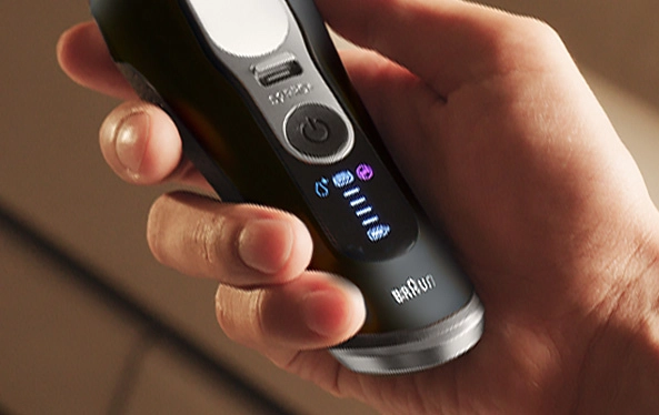 Elektryczna golarka Braun Pro, nowoczesny design i wydajność do codziennego golenia.