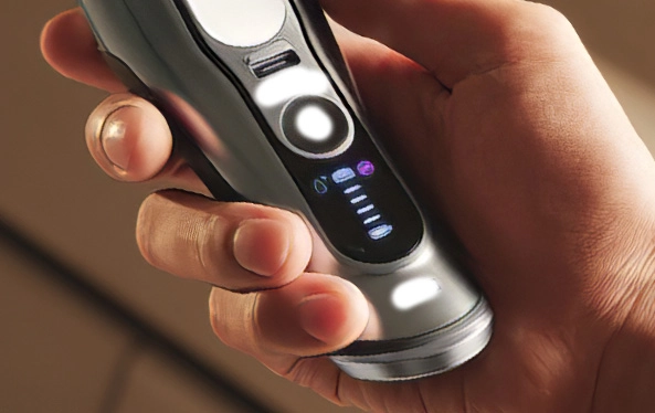 Elektryczna golarka Braun Pro, nowoczesny design i wydajność do codziennego golenia.