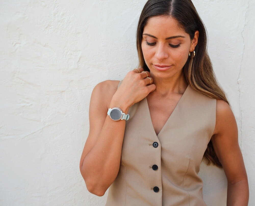 Smartwatch GARMIN Lily 2 ekran bateria czujniki zdrowie sport pasek ładowanie pojemność rozdzielczość łączność sterowanie krew puls rozmowy smartfon aplikacja