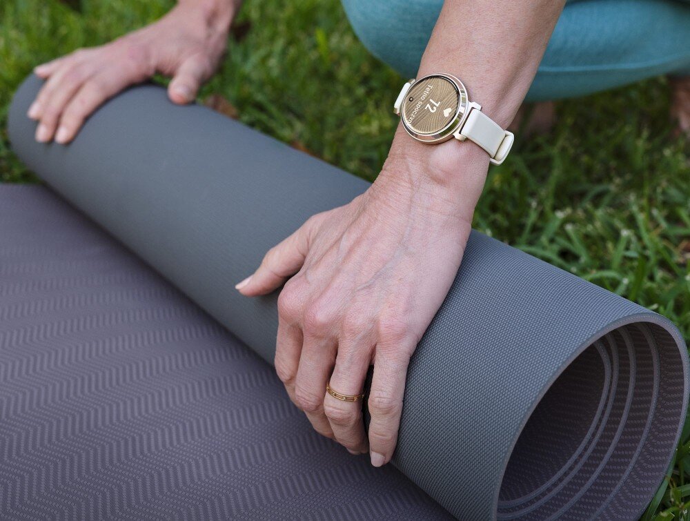 Smartwatch GARMIN Lily 2 ekran bateria czujniki zdrowie sport pasek ładowanie pojemność rozdzielczość łączność sterowanie krew puls rozmowy smartfon aplikacja