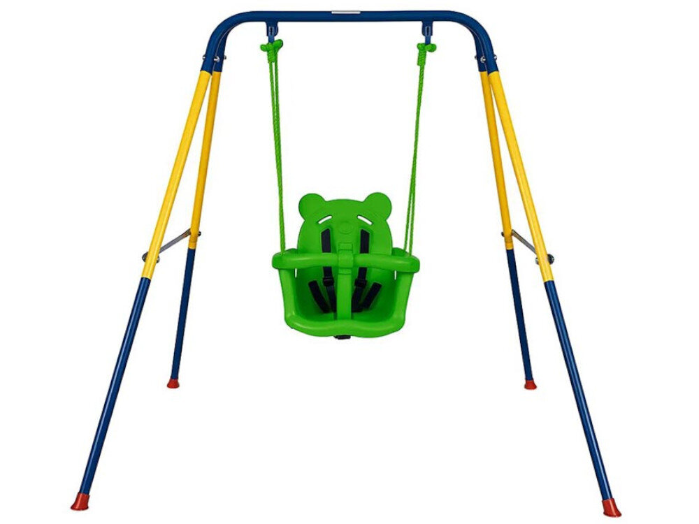 Huśtawka dziecięca z zielonym siedziskiem w kształcie misia, zawieszona na metalowym stelażu w kolorach niebieskim i żółtym. Stelaż ma cztery nogi zakończone czerwonymi stopkami.