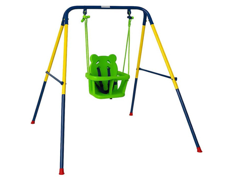 Huśtawka dziecięca z zielonym siedziskiem w kształcie misia, zawieszona na metalowej ramie w kolorach żółtym i niebieskim. Nogi ramy zakończone są czerwonymi elementami.