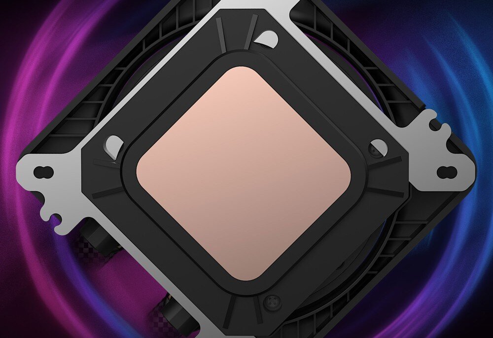 Chłodzenie wodne MSI MPG CoreLiquid P13 360 ARGB Zbliżenie na miedzianą podstawę bloku chłodzenia na tle fioletowo-niebieskiej poświaty, miedziana podstawa, pompa, żywotność