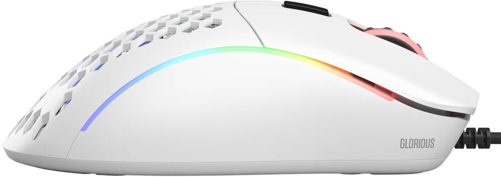 Biała mysz komputerowa z matowym wykończeniem, posiadająca perforowaną powierzchnię i podświetlenie RGB. Na boku widoczny jest napis \'GLORIOUS\'.
