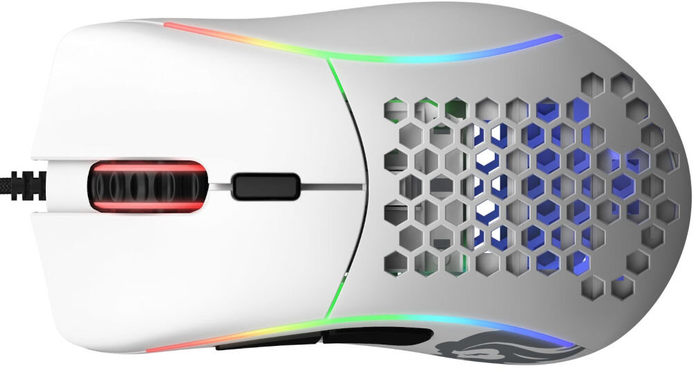 Biała mysz komputerowa z matowym wykończeniem, posiadająca podświetlenie RGB i perforowaną powierzchnię w kształcie sześciokątów. Na myszce widoczne jest logo producenta w formie stylizowanej głowy lwa.