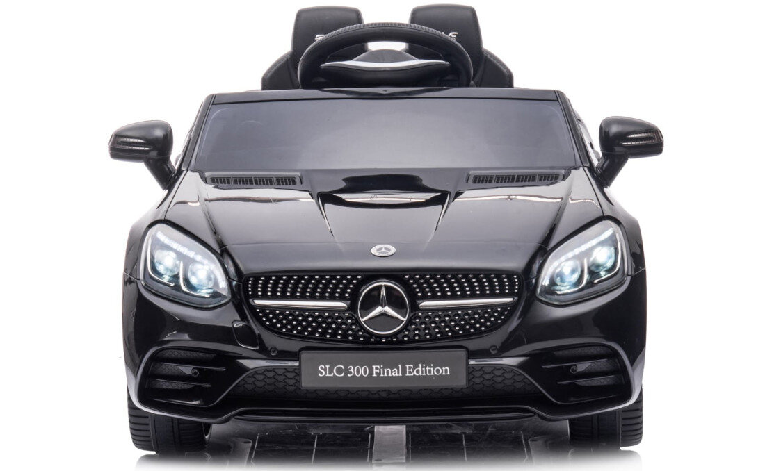 Czarny dziecięcy samochód elektryczny z logo Mercedes na masce i tabliczką \'SLC 300 Final Edition\'. Samochód ma realistyczne reflektory i szczegóły z przodu.