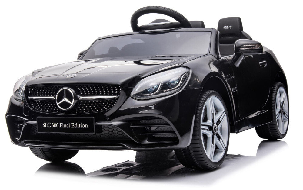 Czarny dziecięcy samochód elektryczny stylizowany na model Mercedes Benz SLC300 z widocznym logo producenta na masce. Na przodzie znajduje się tablica z napisem \'SLC 300 Final Edition\'.
