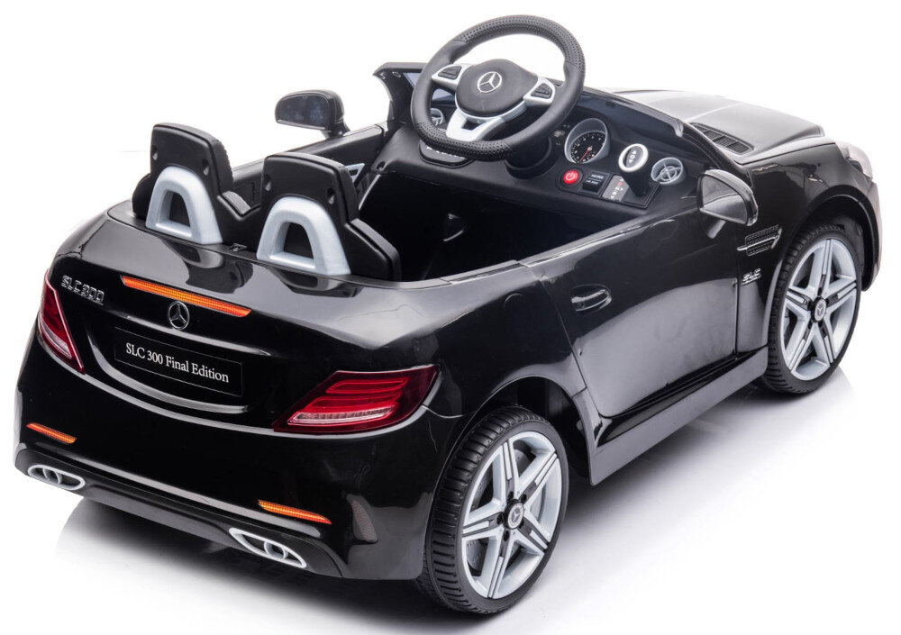 Czarny samochód dla dziecka stylizowany na Mercedes Benz SLC300 z dwoma siedzeniami i kierownicą. Na tylnej części widoczne są napisy \'SLC 300 Final Edition\' oraz logo producenta.