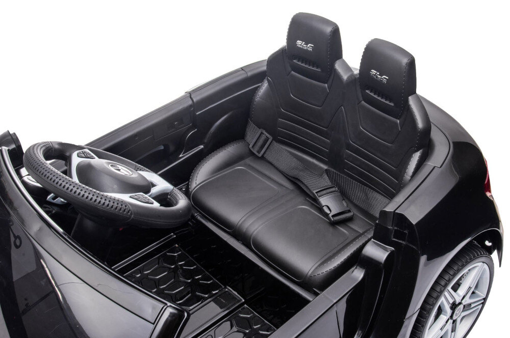 Czarny samochód dziecięcy z dwoma siedzeniami i kierownicą, na siedzeniach widoczny napis \'SLC\'.