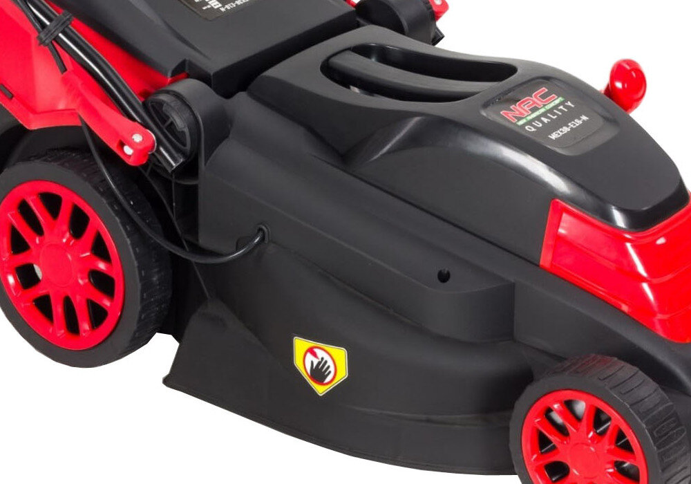 Czarna i czerwona kosiarka elektryczna z widocznym logo \'NAC QUALITY\' oraz symbolem ostrzegawczym przedstawiającym dłoń. Kosiarka ma czerwone koła i uchwyt na kabel.