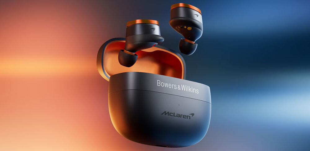 Słuchawki dokanałowe BOWERS & WILKINS PI8 McLaren ANC design McLaren inspiracja, słuchawki dokanałowe z etui ładującym na pomarańczowo niebieskim tle
