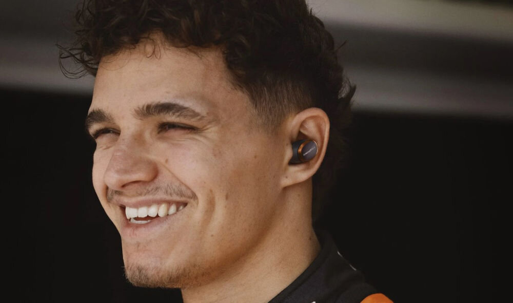 Słuchawki dokanałowe BOWERS & WILKINS PI8 McLaren ANC elegancki design Papaya, osoba z założonymi słuchawkami dokanałowymi