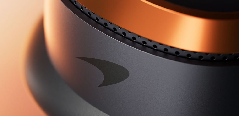 Słuchawki dokanałowe Bowers & Wilkins PI8 McLaren ANC pasmo przenoszenia 20-20000 Hz pełen zakres dźwięku, słuchawka włożona do etui ładującego