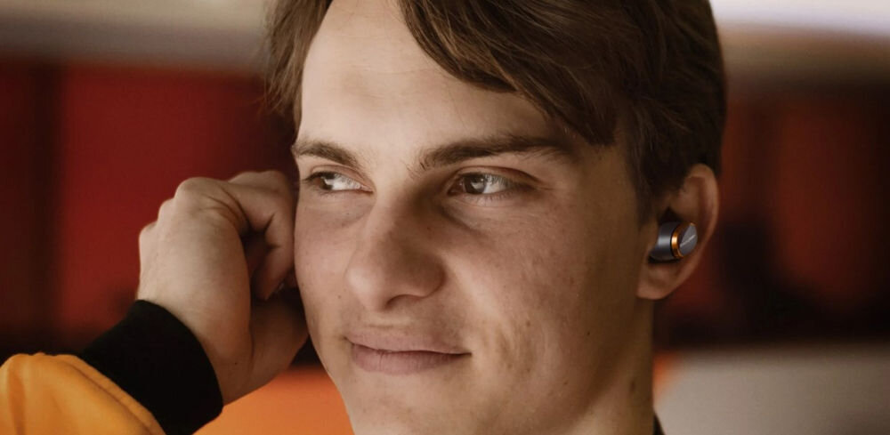 Słuchawki dokanałowe BOWERS & WILKINS PI8 McLaren ANC przetworniki Carbon Cone precyzyjny dźwięk, osoba z założonymi słuchawkami dokanałowymi