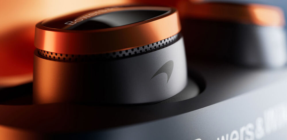 Słuchawki dokanałowe BOWERS & WILKINS PI8 McLaren ANC norma IP54 wodoodporność wytrzymałość, słuchawka włożona do etui ładującego