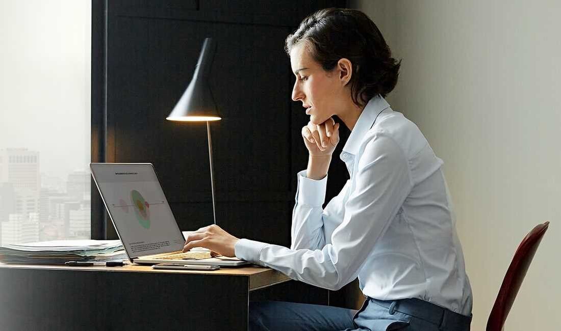 Laptop ExpertBook P5 P5405 z kamerą IR i fizyczną zasłoną – funkcje blokady adaptacyjnej