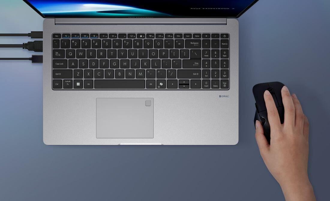 Klawiatura ASUS ExpertBook P1 z pełnym układem klawiszy numerycznych i skokiem 1,35 mm dla komfortu pisania