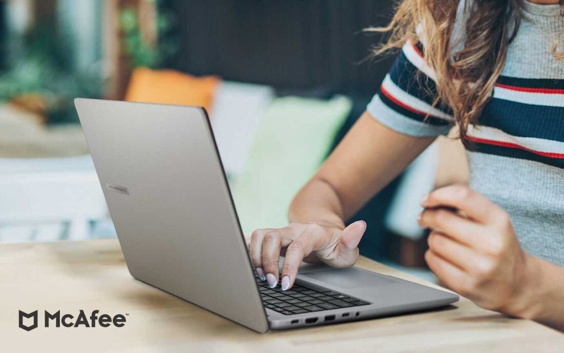 Oprogramowanie McAfee LiveSafe w ASUS ExpertBook P1 z funkcjami AI Detection, Identity Monitoring i Data Cleanup