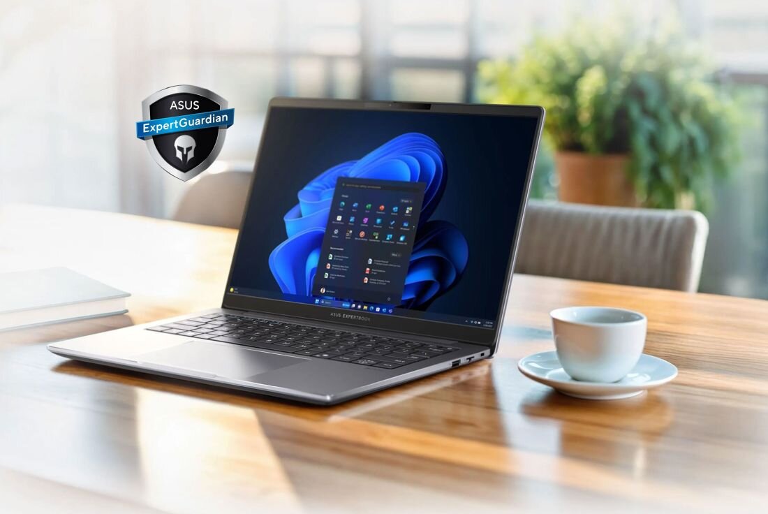 Laptop ASUS ExpertBook stoi na drewnianym stole obok filiżanki, a obok widoczne logo ASUS ExpertGuardian na jasnym tle - OBUDOWA I BATERIA  