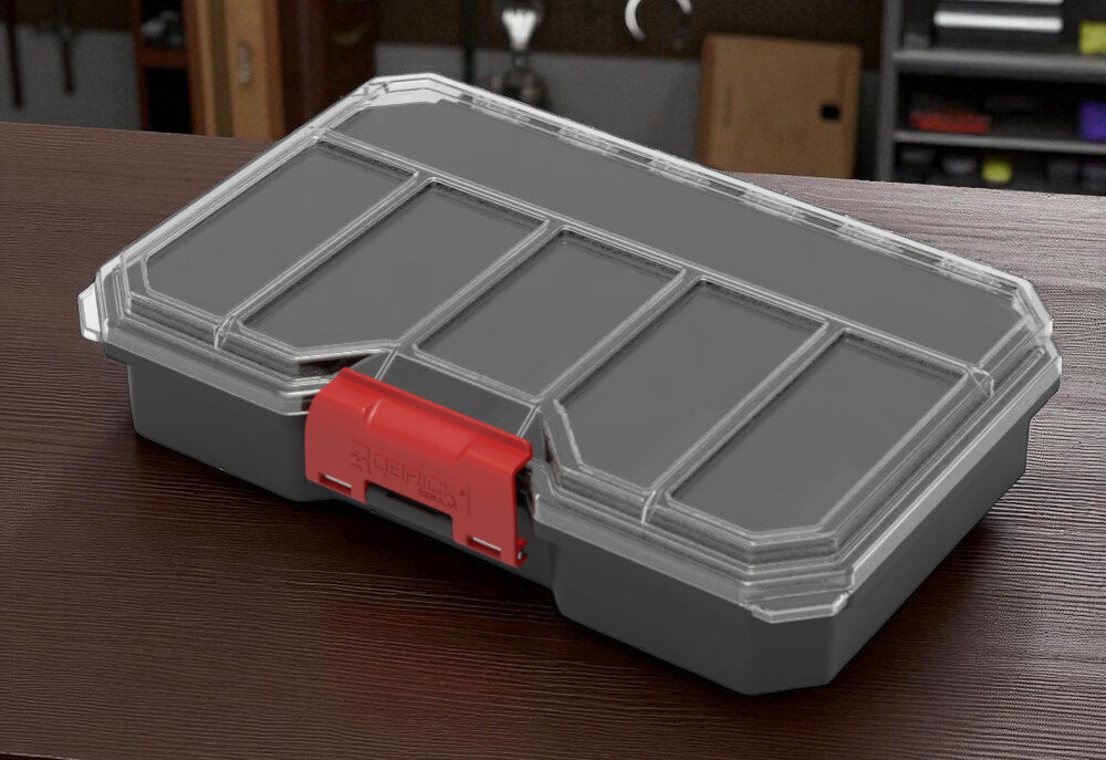 Organizer QBRICK Compact M Black ORGQRCMCZAPL225 na blacie roboczym z warsztatem w tle