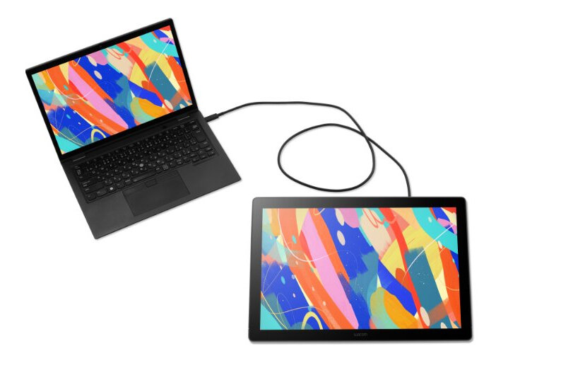 Tablet WACOM Cintiq 16 2025 na białym tle podłączony do laptopa.