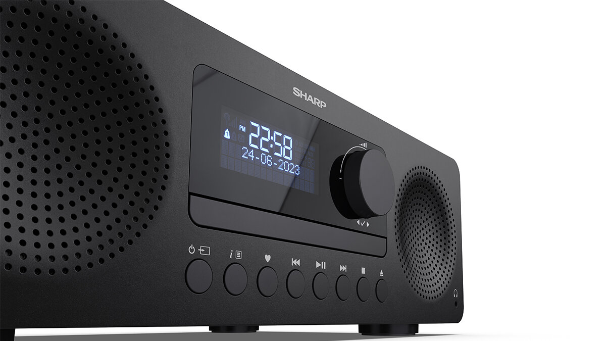 Wieża SHARP XL-B720D z głośnikami o mocy 30 W RMS i drewnianą obudową, kadr wieży pod skosem na białym tle