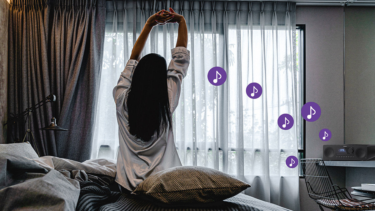 Wieża SHARP XL-B720D z budzikiem, pilotem i zegarem w menu polskim, osoba siedząca na łóżku, przeciągająca się, wieża stojąca na stole