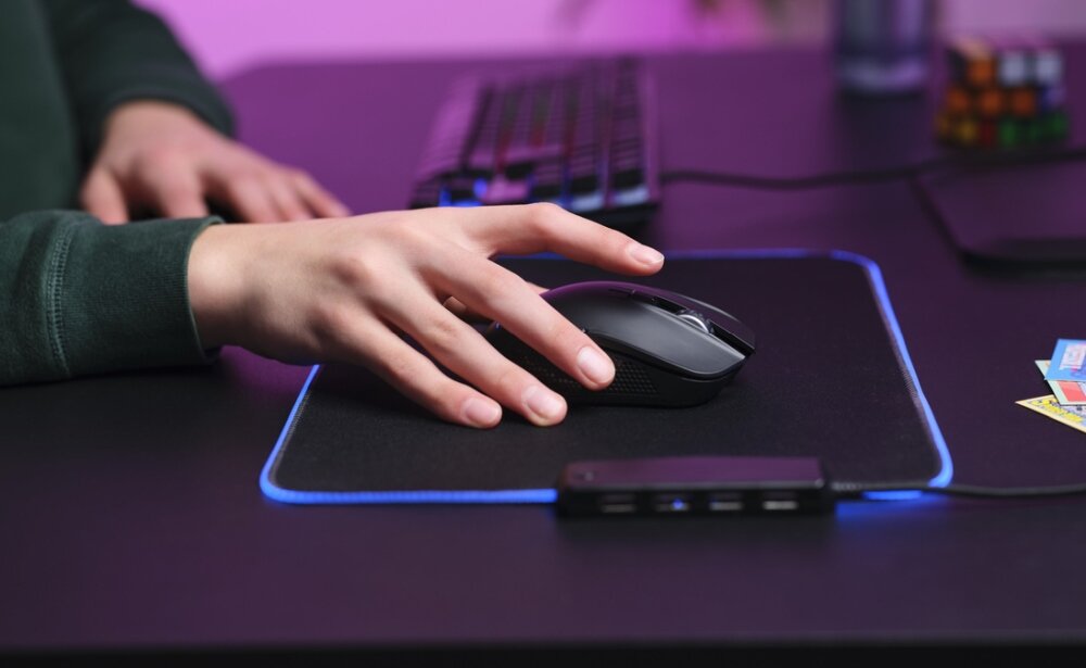 Mysz TRUST GXT 923 YBAR RGB lekkość przewodowa bezprzewodowa podświetlenie działanie konstrukcja przyciski konfiguralne sensor optyczny połączenie rozgrywka komfort