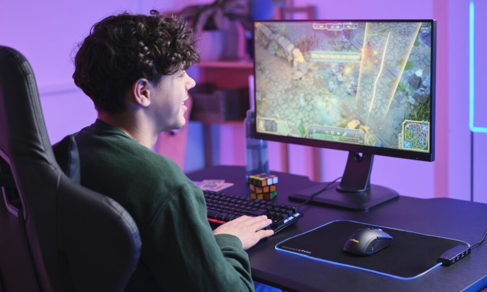 Mysz TRUST GXT 923 YBAR RGB lekkość przewodowa bezprzewodowa podświetlenie działanie konstrukcja przyciski konfiguralne sensor optyczny połączenie rozgrywka komfort