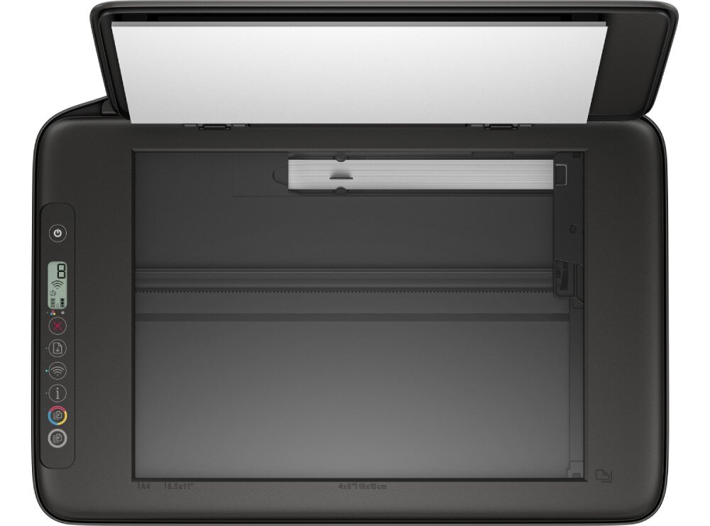 Urządzenie wielofunkcyjne HP DeskJet 2910 Widok z góry na otwartą pokrywę skanera urządzenia. Na czarnej obudowie po lewej stronie znajduje się pionowy panel z wyświetlaczem LCD oraz siedmioma okrągłymi przyciskami funkcyjnymi i ikonami statusu, płaski skaner, jakość