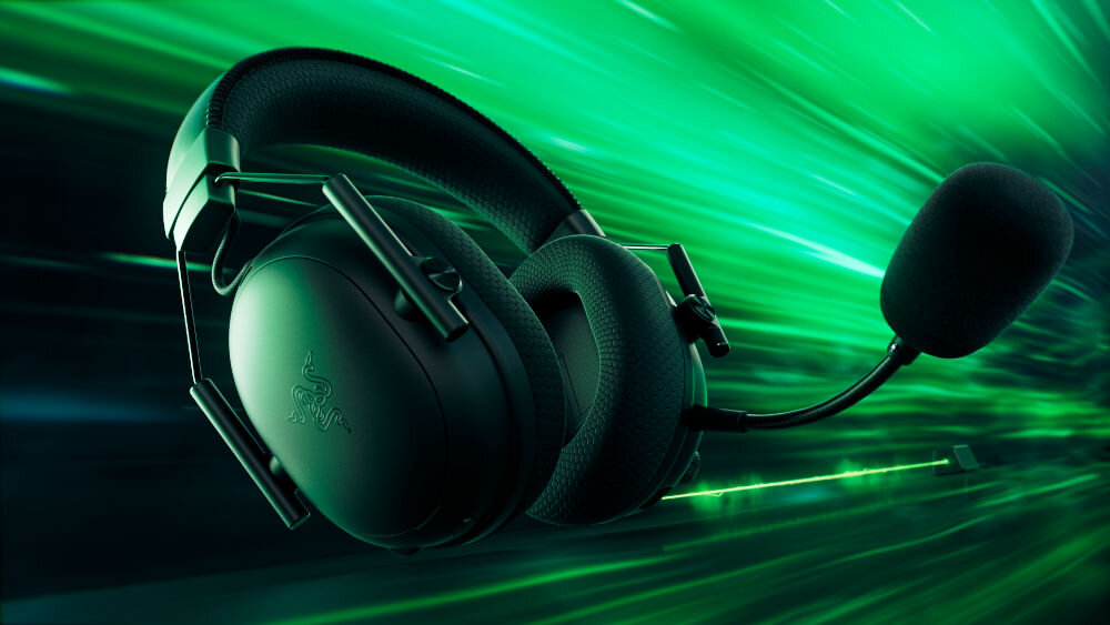 RAZER BlackShark V3 Pro Razer Synapse EQ Profile FPS regulacja dźwięku personalizacja, słuchawki po skosie na czarno zielonym tle