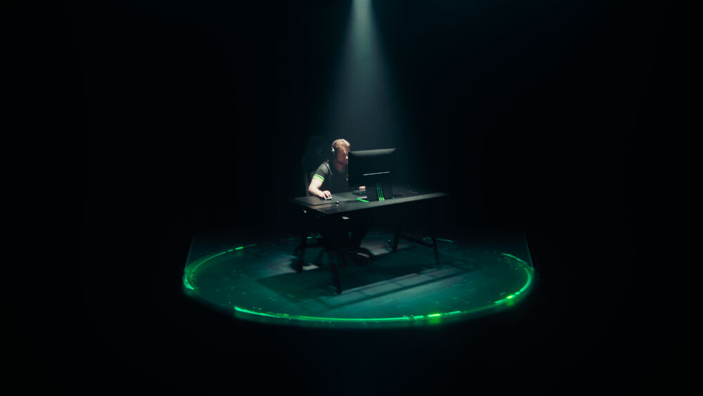 RAZER BlackShark V3 Pro miękkie piankowe nauszniki komfort gry długie sesje słuchawki na głowie gracza, gracz siedzący przy biurku