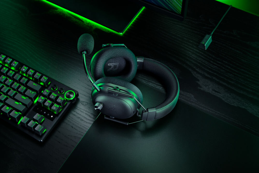 RAZER BlackShark V3 Pro mikrofon HyperClear Super Wideband 9.9 mm, czysty dźwięk esport, słuchawki leżące na biurku obok klawiatury