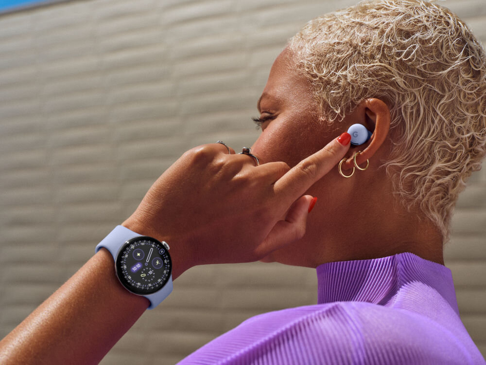 Słuchawki dokanałowe GOOGLE Pixel Buds 2a ANC osob dotykająca słuchawki obsługa gestami przełączanie