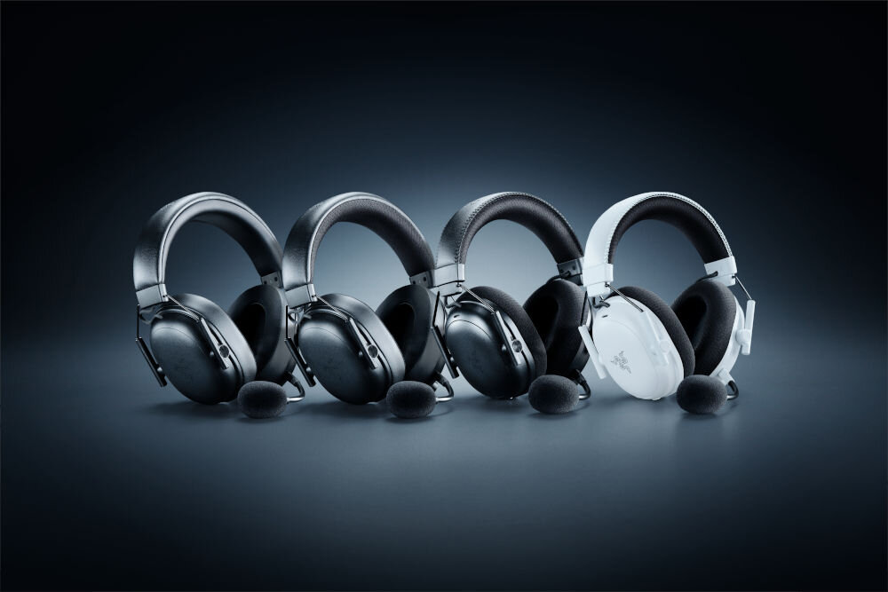 RAZER BlackShark V3 X HyperSpeed słuchawki bezprzewodowe gamingowe pod skosem na czarnym tle